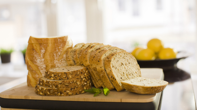 Skivat bröd på en skärbräda