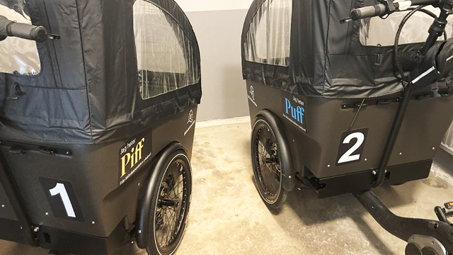 Två lastcyklar med namnen Piff och Puff markerade på sidorna av cyklarna. 