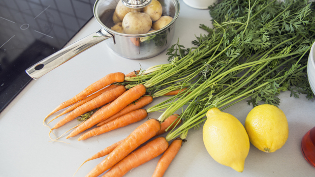 Morötter i ett knippe på en skärbräda