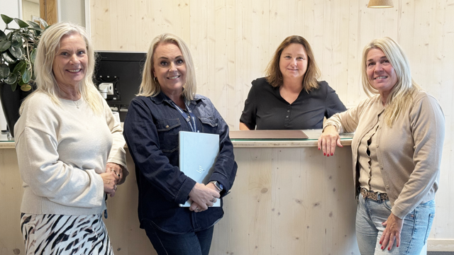 Medarbetarporträtt på fyra kvinnor som arbetar på Mölndalsbostäder i en kundscentermottagning