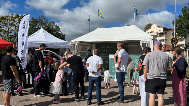 Människor och mingel på kålleredsdagen