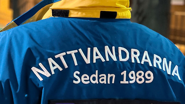 En man i närbild bakifrån med en jacka där texten Nattvandrarna Region Väst är i fokus. 